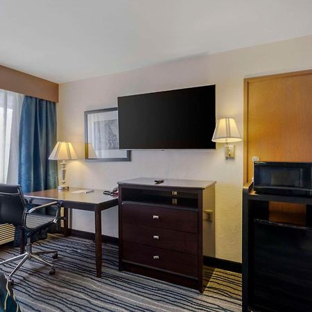 Comfort Inn & Suites Брентуд Екстериор снимка