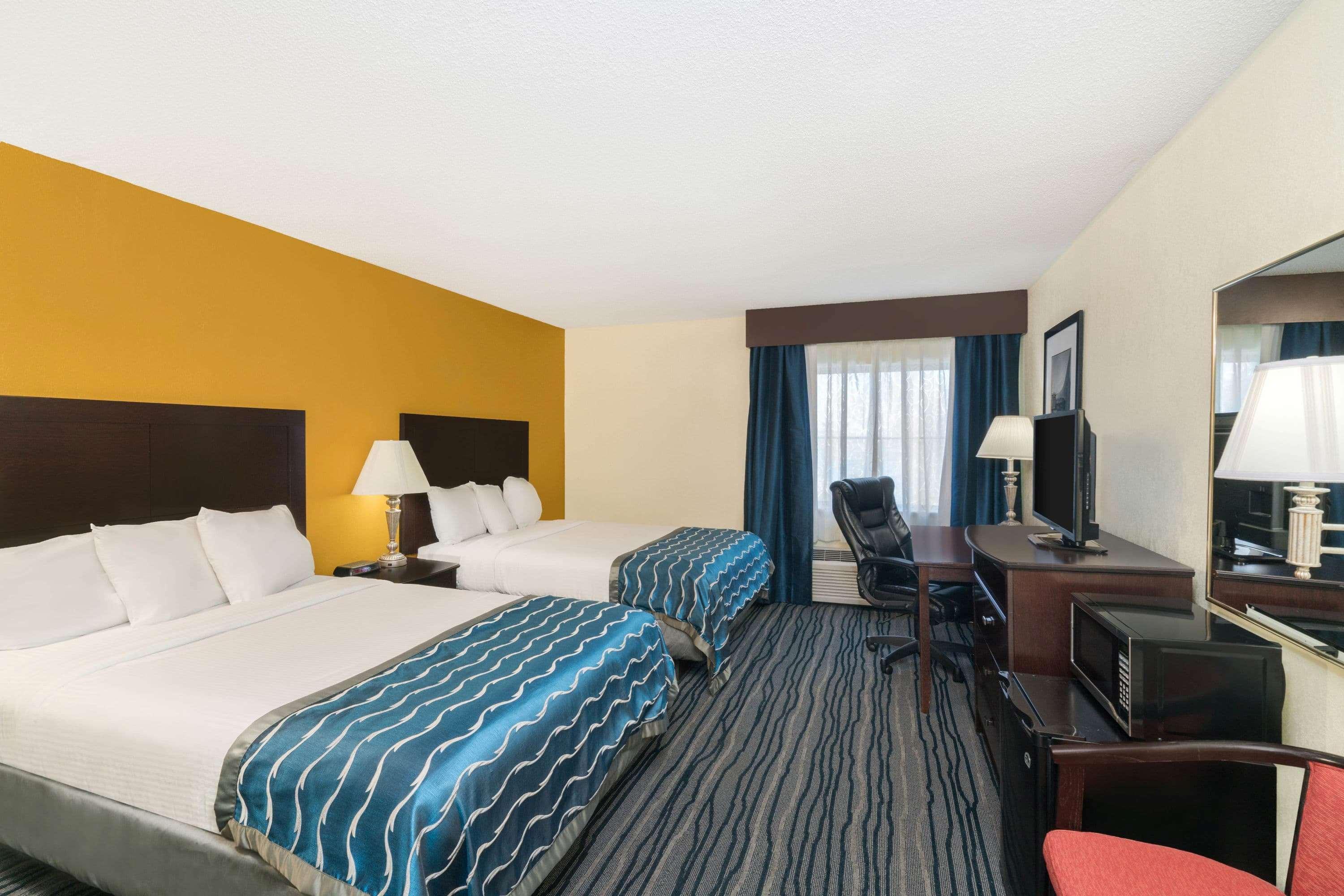 Comfort Inn & Suites Брентуд Екстериор снимка