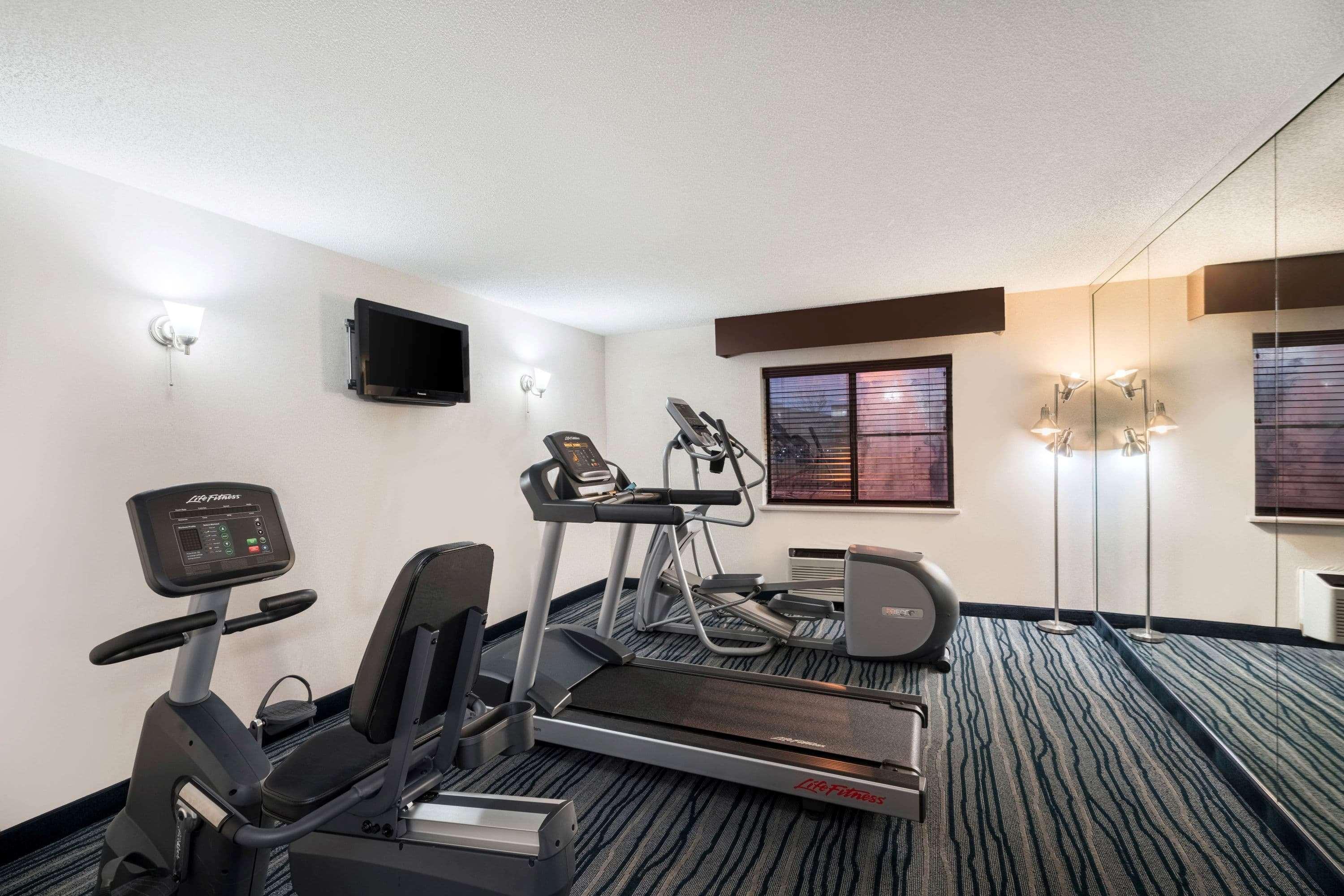 Comfort Inn & Suites Брентуд Екстериор снимка