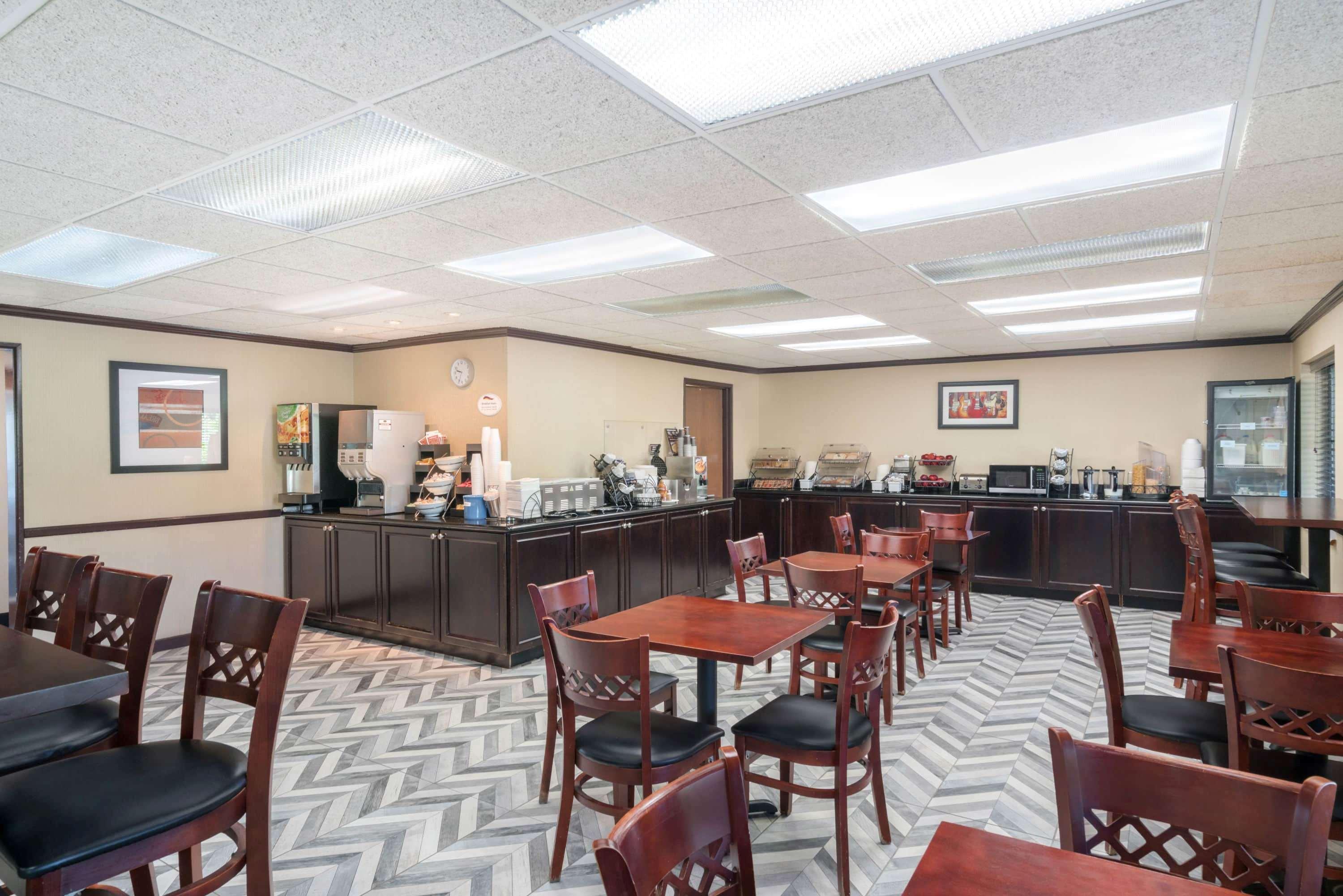 Comfort Inn & Suites Брентуд Екстериор снимка