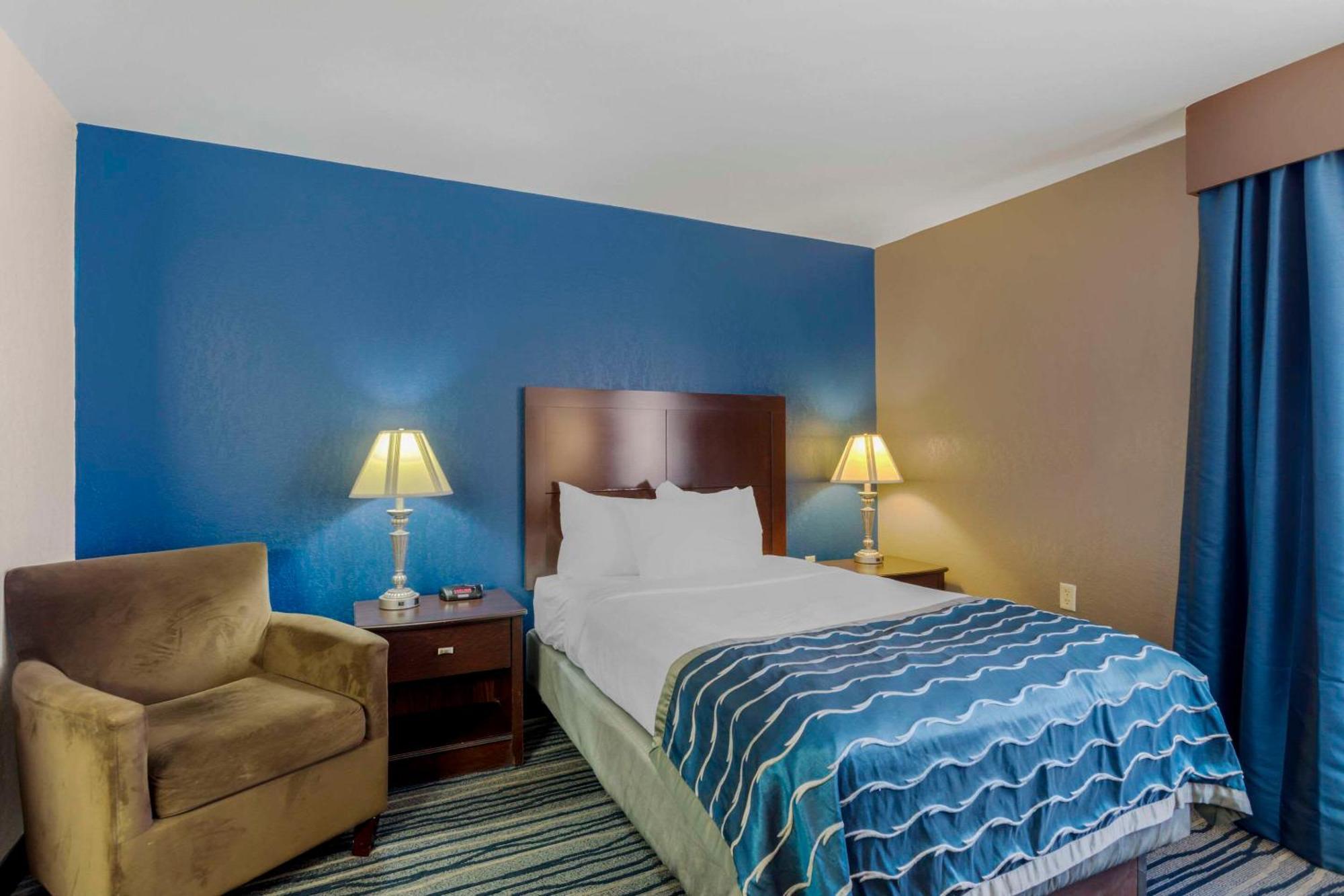 Comfort Inn & Suites Брентуд Екстериор снимка
