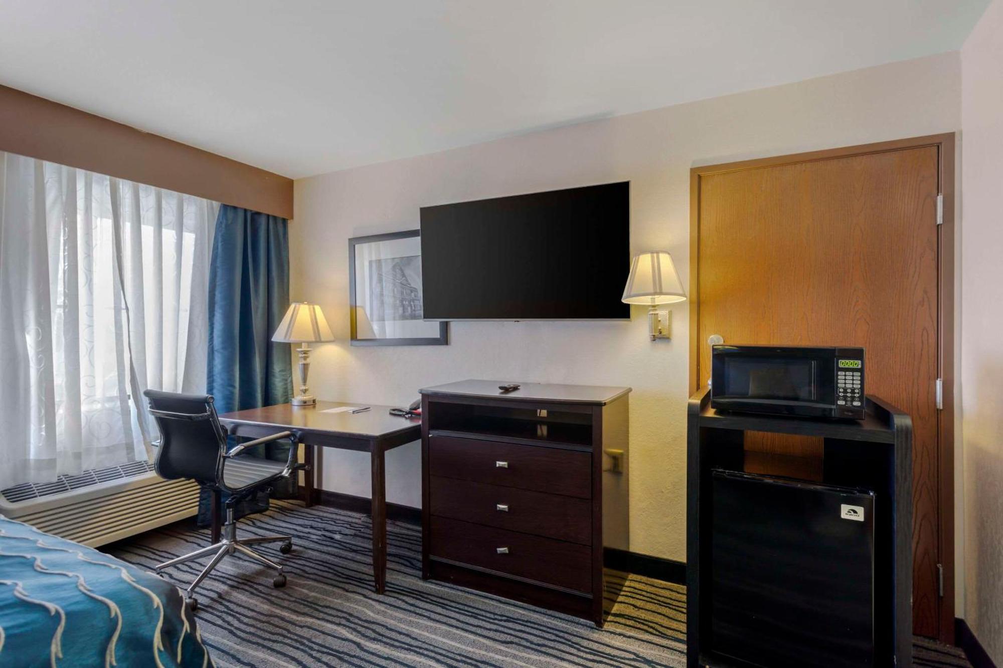 Comfort Inn & Suites Брентуд Екстериор снимка