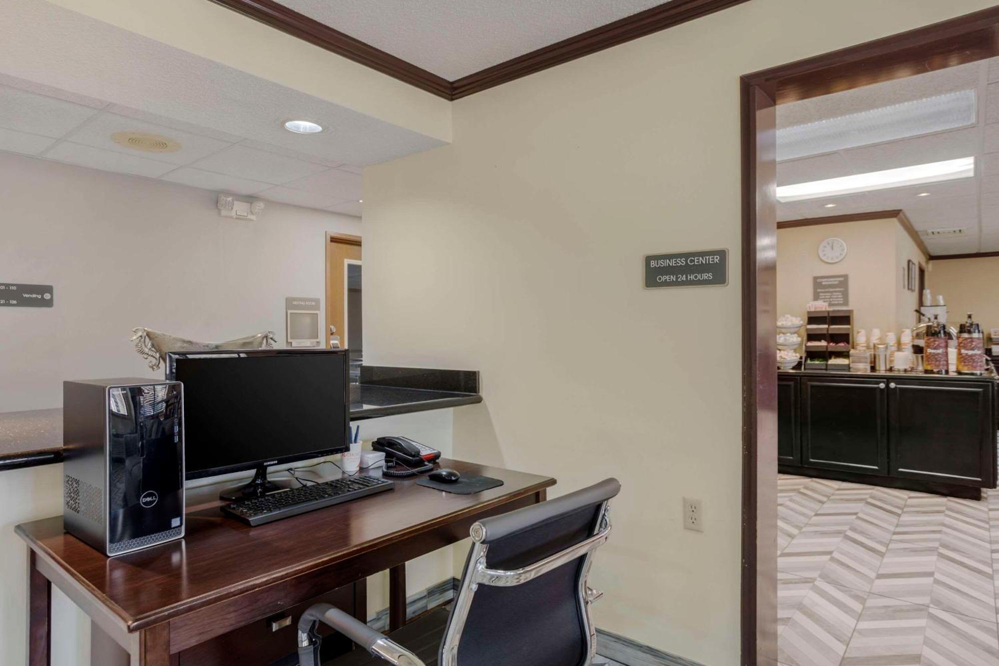 Comfort Inn & Suites Брентуд Екстериор снимка