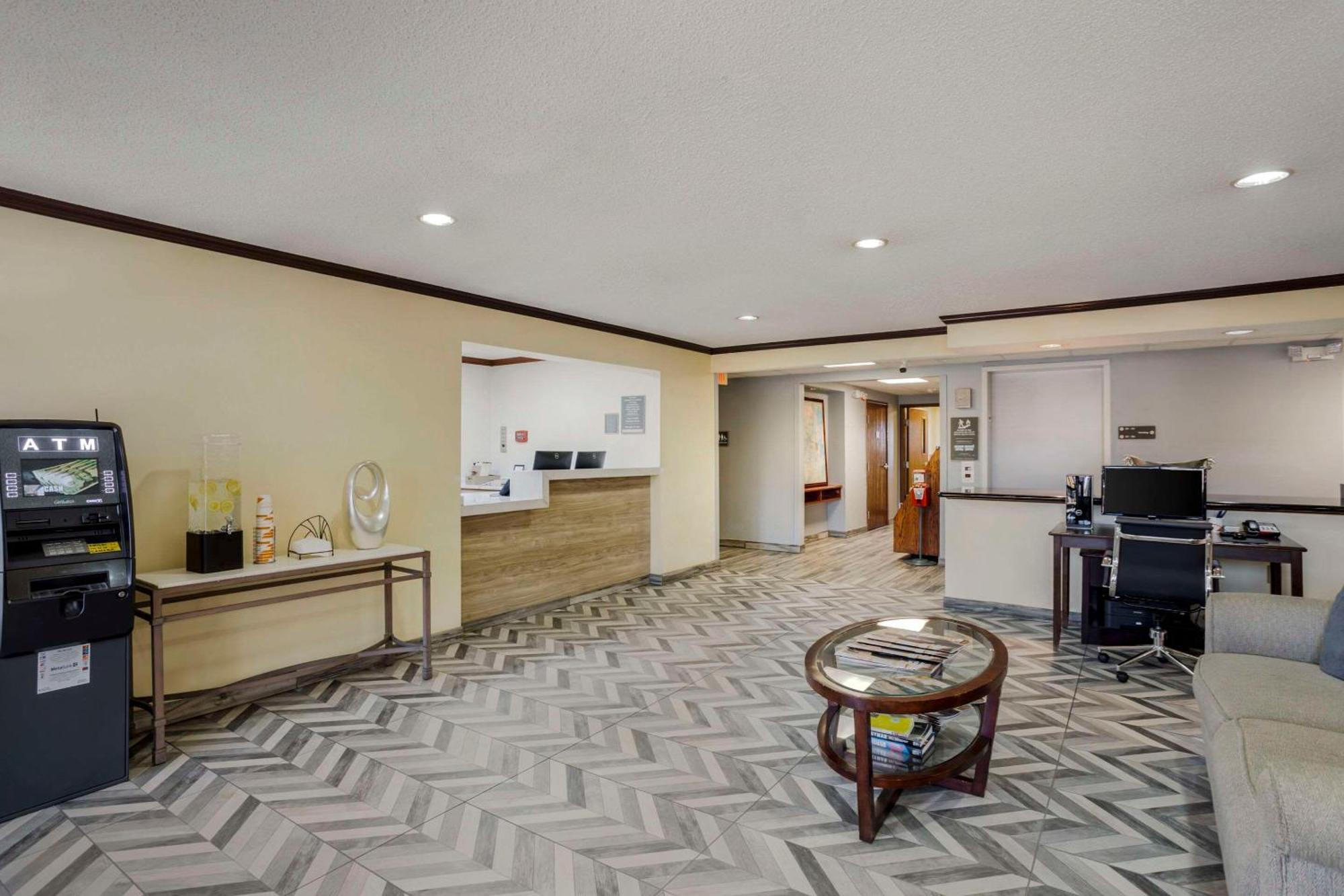 Comfort Inn & Suites Брентуд Екстериор снимка
