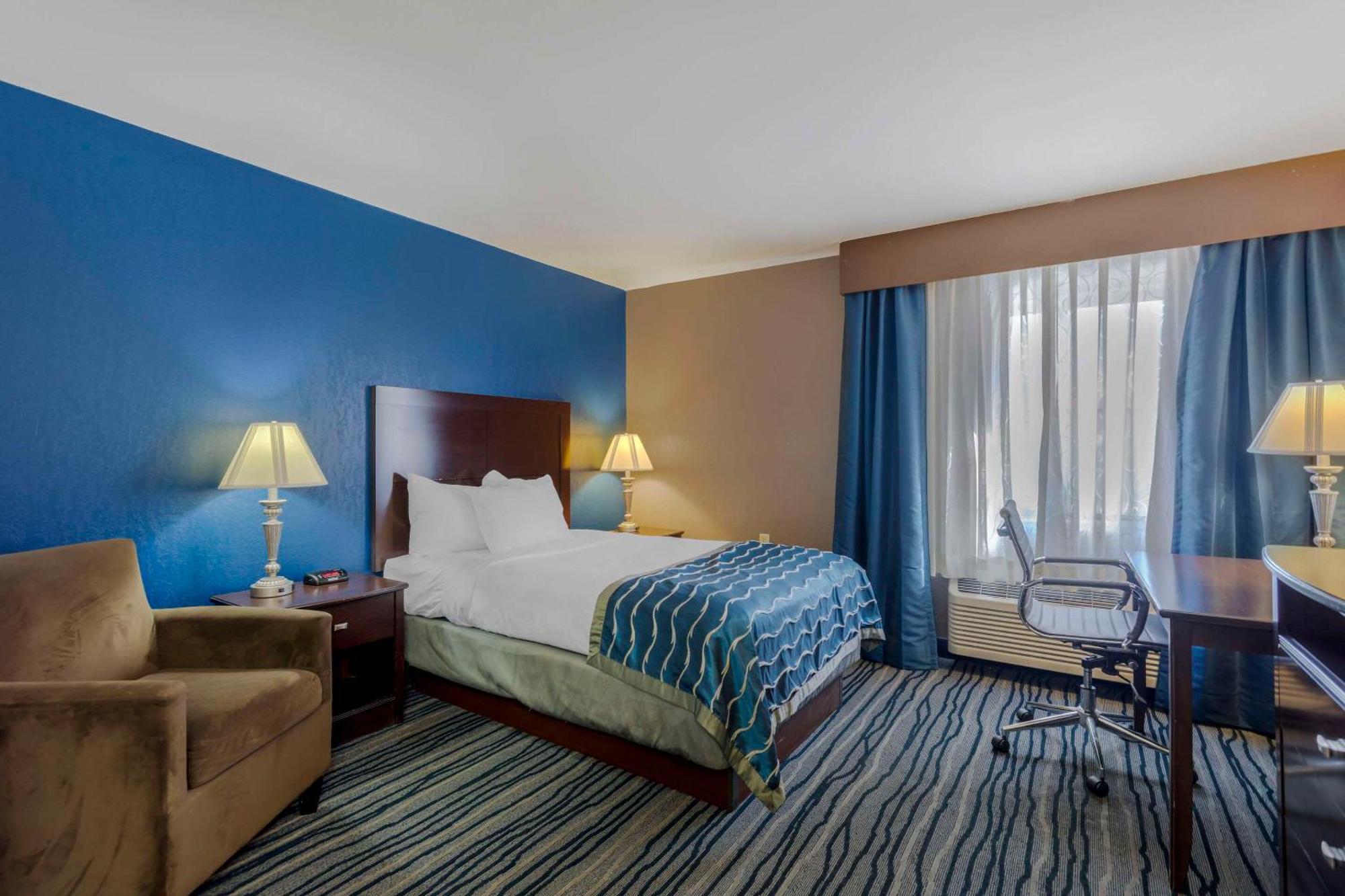 Comfort Inn & Suites Брентуд Екстериор снимка