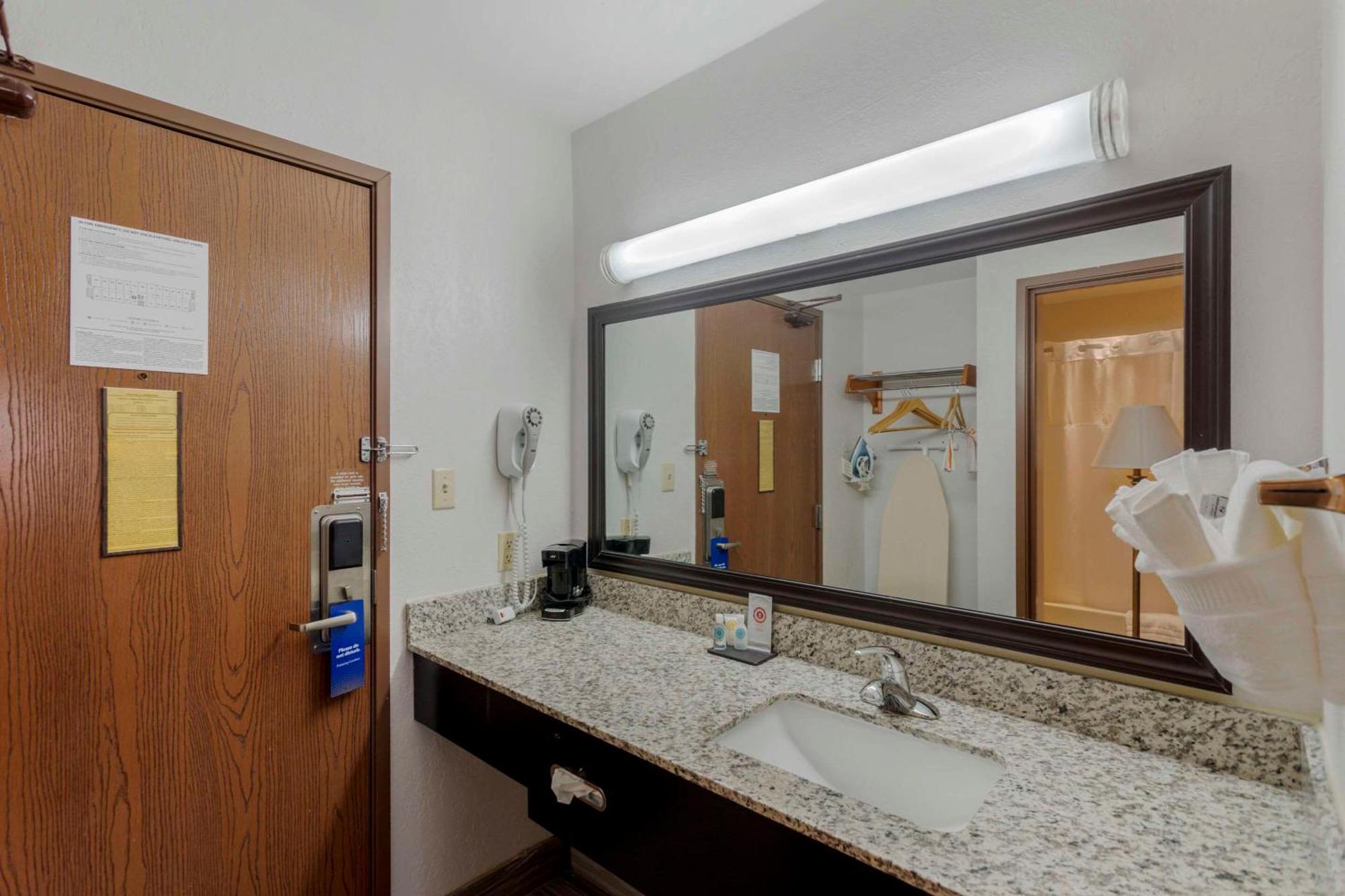 Comfort Inn & Suites Брентуд Екстериор снимка