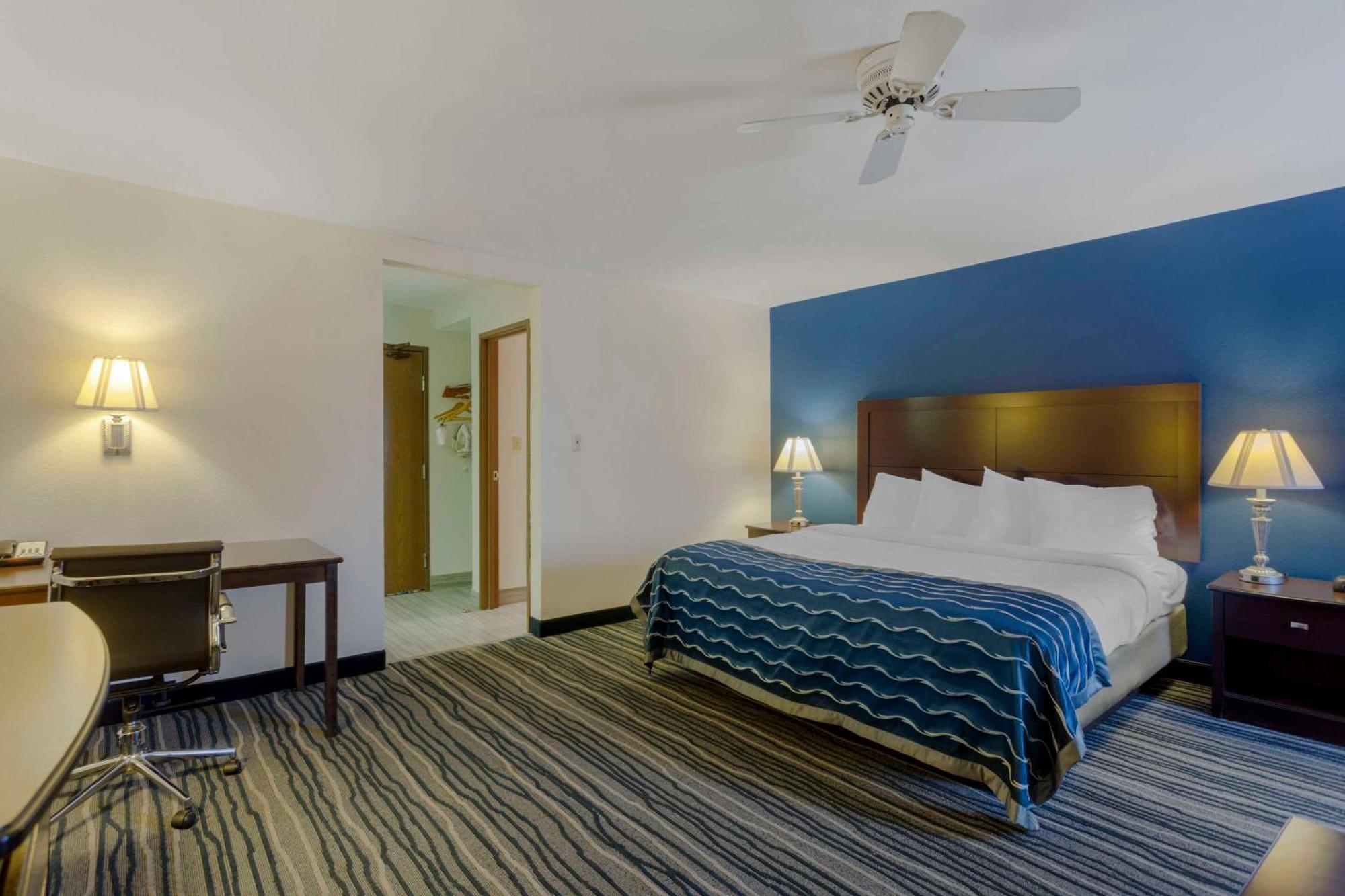 Comfort Inn & Suites Брентуд Екстериор снимка