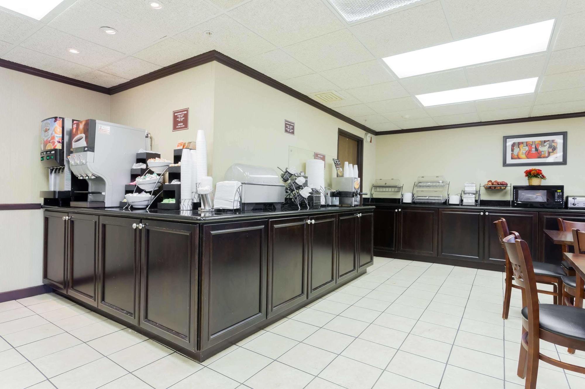 Comfort Inn & Suites Брентуд Екстериор снимка