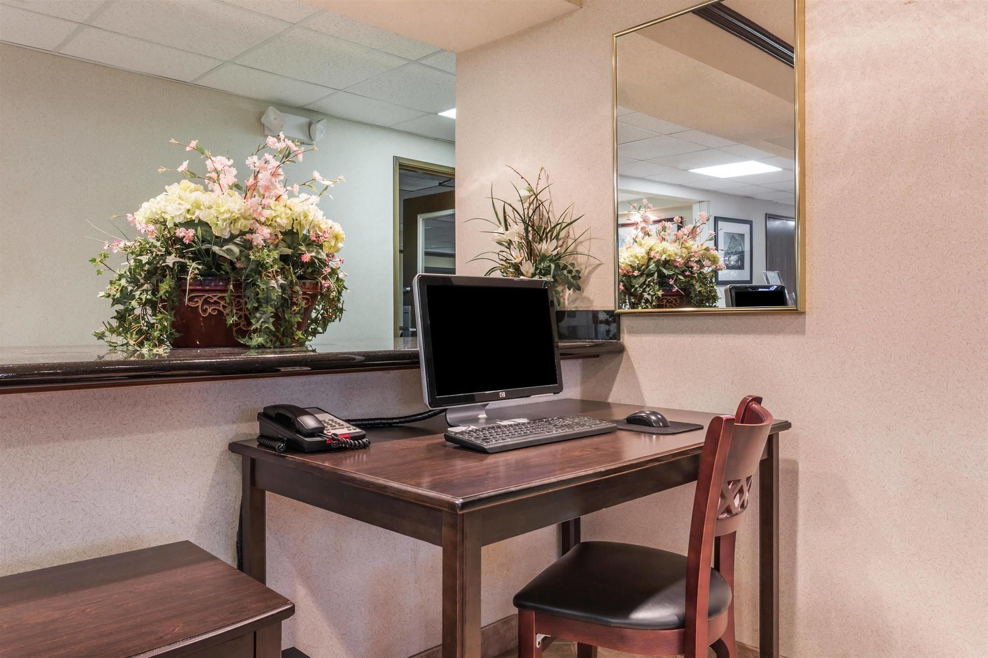 Comfort Inn & Suites Брентуд Екстериор снимка