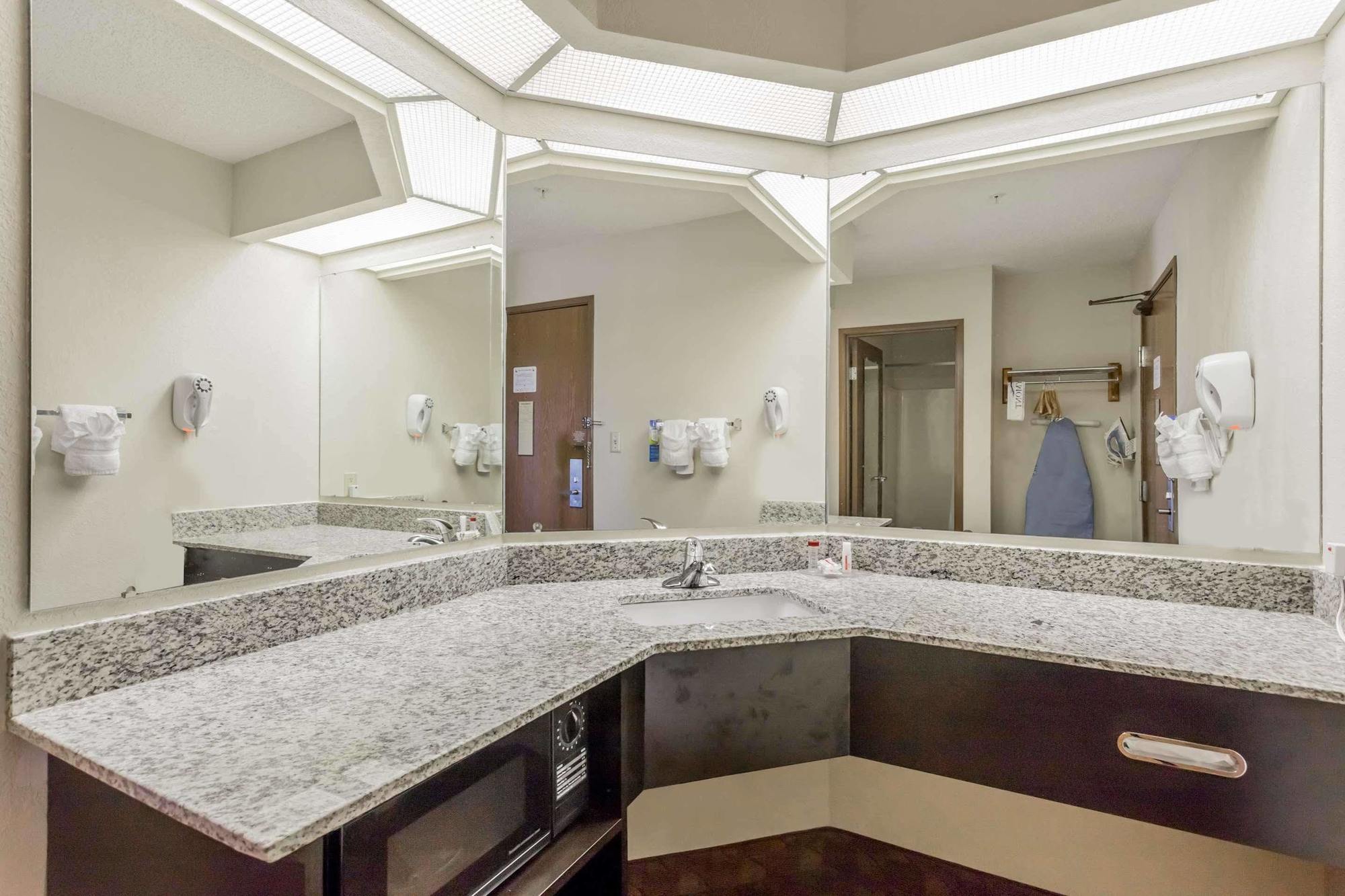 Comfort Inn & Suites Брентуд Екстериор снимка