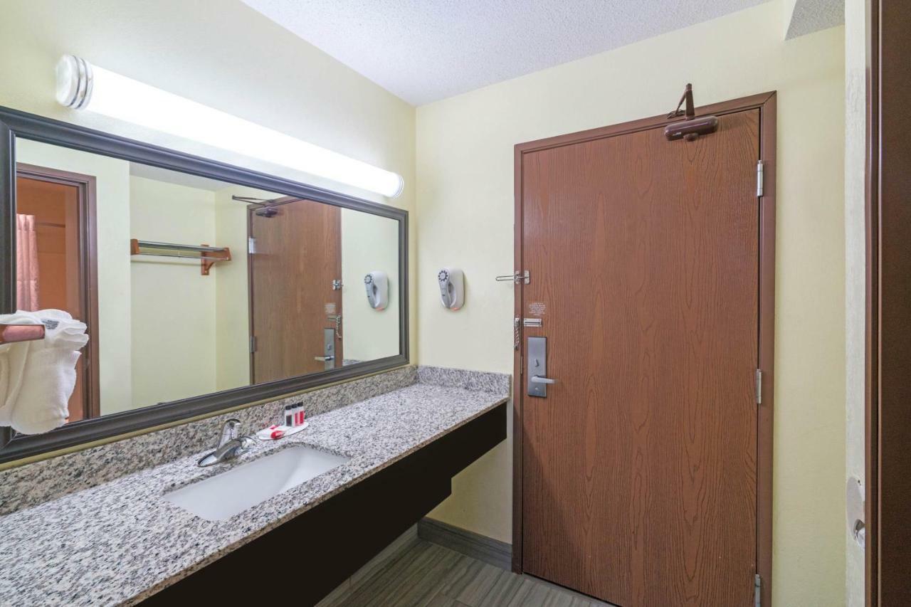 Comfort Inn & Suites Брентуд Екстериор снимка