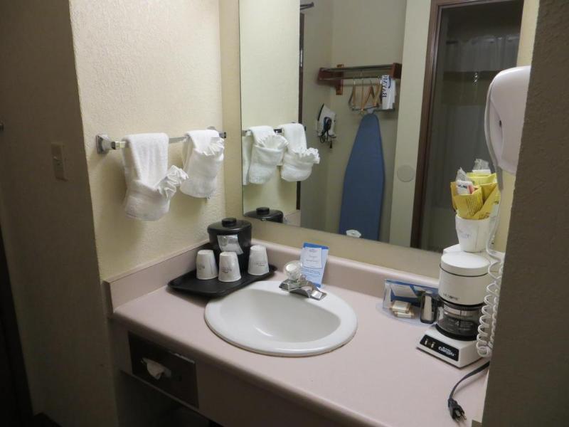 Comfort Inn & Suites Брентуд Екстериор снимка